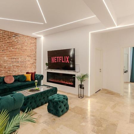 Luxury Living: Smart 2Br Apartment At Unirii Square ブカレスト エクステリア 写真