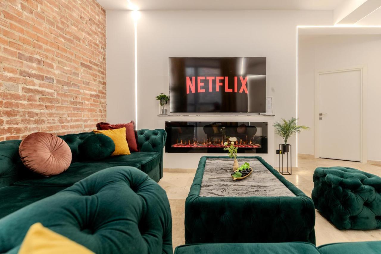 Luxury Living: Smart 2Br Apartment At Unirii Square ブカレスト エクステリア 写真