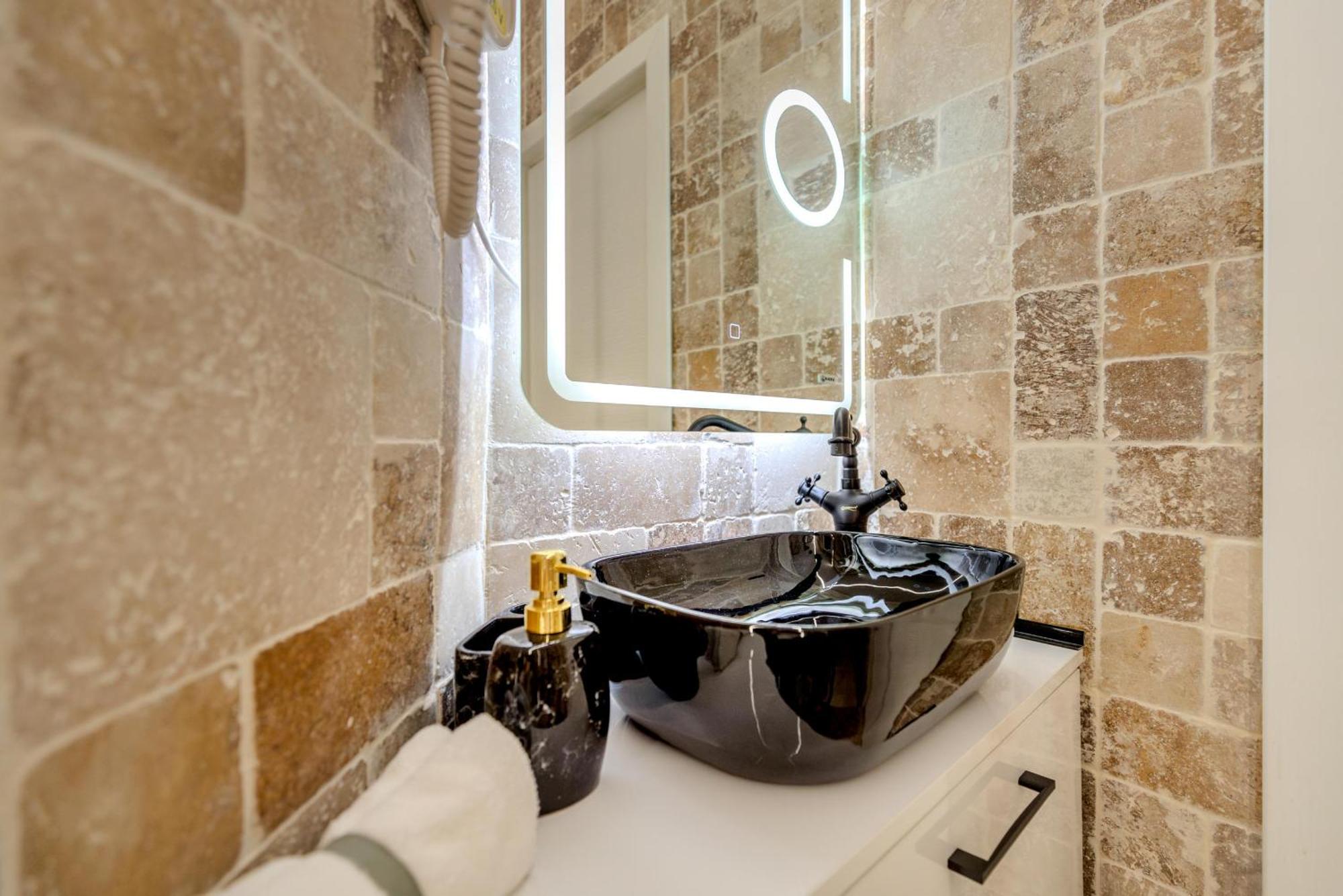 Luxury Living: Smart 2Br Apartment At Unirii Square ブカレスト エクステリア 写真
